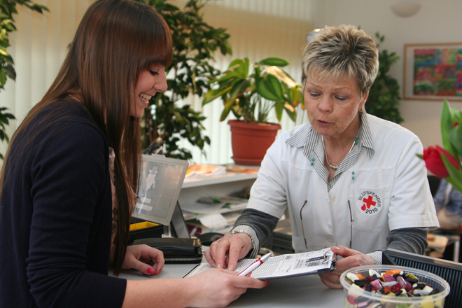 Blutspende, Blutspendedienste, Blutpräparate, Leben retten, Blut spenden, Blut, DRK Blutspendedienst, Blutspenden, Blutspende Geld, Blutspendeausweis, Blutspende Voraussetzungen, Blutspender, Blutspendetermine, Blutspender werden, Bildrechte:, DRK e.V., In- und Ausland, nur DRK-Gliederungen und DRK-GmbHs., Eine Übertragung von, Nutzungsrechten auf externe, Dritte ist nicht statthaft., Es liegt keine Zustimmung, der Fotografierten für eine, Übertragung auf Social, Media wie facebook, flikr, twitter, etc. vor.