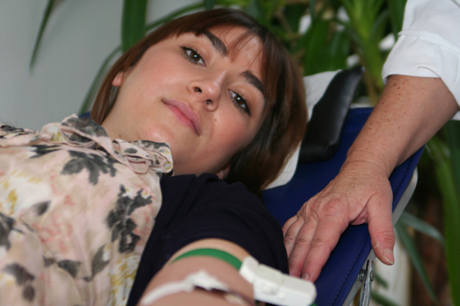 Blutspende Blutspende, Blutspendedienste, Blutpräparate, Leben retten, Blut spenden, Blut, DRK Blutspendedienst, Blutspenden, Blutspende Geld, Blutspendeausweis, Blutspende Voraussetzungen, Blutspender, Blutspendetermine, Blutspender werden, Bildrechte:, DRK e.V., In- und Ausland, nur DRK-Gliederungen und DRK-GmbHs., Eine Übertragung von, Nutzungsrechten auf externe, Dritte ist nicht statthaft., Es liegt keine Zustimmung, der Fotografierten für eine, Übertragung auf Social, Media wie facebook, flikr, twitter, etc. vor.