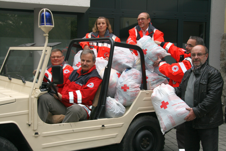 vl. Kreisrotkreuzleiter Joachim Steinbrück, Rotkreuzbeauftragter Berthold Siebel, Kreisrotkreuzleiterin Daniela Wißmann, Kreisgeschäftsführer Ralf Henze, Rotkreuzleiter Christian Tröps sowie Abteilungsleiter und Kleidersammlungseinsatzleiter Bernd Günther rufen gemeinsam die Bevölkerung auf, dass DRK mit Kleider- und Schuhspenden zu unterstützen.