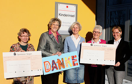 von links:Ulla Gerhards (Kinderhospizdienst), Marita Hapke (2. Vorsitzende DRK Frauenverein), Birgit Krumm (Bereichsleitung Kinderinsel), Elly Vlam (Schatzmeisterin DRK Frauenverein), Sylvia Schürg (1. Vorsitzende DRK Frauenverein) bei der Spendenübergabe