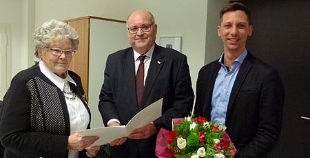 Renate Wingenroth erhielt von Landrat Andreas Müller (DRK-Kreisvorsitzender) sowie Heinz-Wilhelm Upphoff (stellv. Präsident des DRK-Landesverbandes Westfalen-Lippe) das DRK-Ehrenzeichen, die höchste Auszeichnung für herausragende Arbeit im Verband.