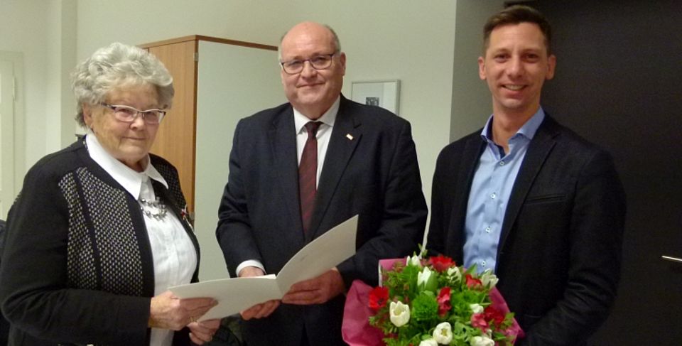 Renate Wingenroth erhielt von Landrat Andreas Müller (DRK-Kreisvorsitzender) sowie Heinz-Wilhelm Upphoff (stellv. Präsident des DRK-Landesverbandes Westfalen-Lippe) das DRK-Ehrenzeichen, die höchste Auszeichnung für herausragende Arbeit im Verband.