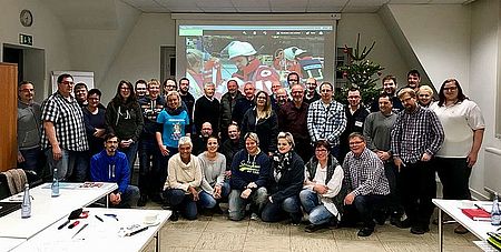 Gruppenfoto der Führungskräfte im Henry-Dunant-Haus gemeinsam mit der Landesrotkreuzleitung