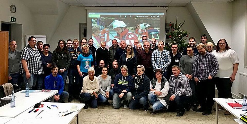Gruppenfoto der Führungskräfte im Henry-Dunant-Haus gemeinsam mit der Landesrotkreuzleitung