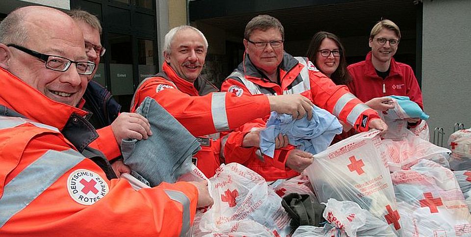Gemeinsam mit der Kreisrotkreuzleitung und der Jugendrotkreuzleitung ruft Vorstand Dr. Martin Horchler die Bevölkerung auf, das Rote Kreuz mit Kleiderspenden zu unterstützen. (vl. Stefan Bassil, Boris Wißmann, Wolfgang Joksch, Joachim Steinbrück, Melanie Graf und Dr. Martin Horchler)