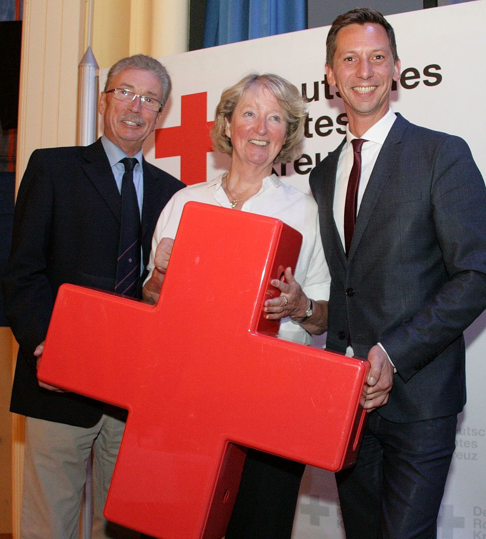 Bild mit Rotem Kreuz:  Andreas Weber (Vizepräsident), Annemarie Bender (Vizepräsidentin) und Andreas Müller (Präsident) leiten das neue ehrenamtliche Präsidium des DRK-Kreisverbandes Siegen-Wittgenstein
