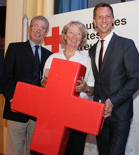 Bild mit Rotem Kreuz:  Andreas Weber (Vizepräsident), Annemarie Bender (Vizepräsidentin) und Andreas Müller (Präsident) leiten das neue ehrenamtliche Präsidium des DRK-Kreisverbandes Siegen-Wittgenstein