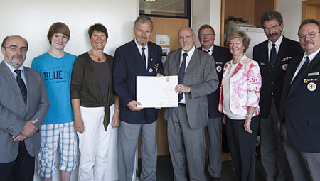 Berthold Siebel, vierter von links,  und Michael Kirchner, Bezirksregierung Arnsberg, fünfter von links, mit Gästen bei der Aushändigung des Katastrophenschutz-Ehrenzeichens