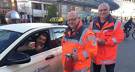 (vl.) Stefan Bassil (Stellv. Kreisrotkreuzleiter) und Heinz-Wilhelm Upphoff (stellv. Präsident des DRK-Landesverbandes Westfalen Lippe und Vorsitzender des DRK-Ortsvereins Eiser-feld/Eisern) verteilten Gratis-Kaffee am Siegener Bahnhof.