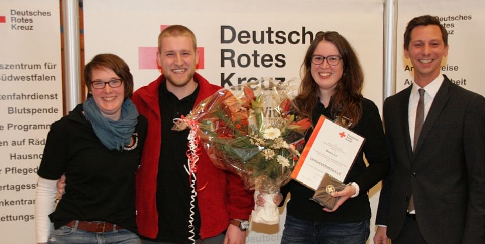 Melanie Graf (3 vl.) wurde durch Andreas Müller mit der DRK-Verdienstmedaille des DRK-Landesverbandes Westfalen-Lippe ausgezeichnet
