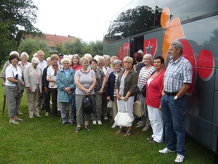 Reisegruppe der DRK-FV Neunkirchen bei der Ankunft am Dinkelhof Horstmann, Glandorf
