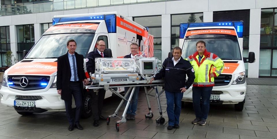 Landrat Andreas Müller übergab an das DRK zwei Spezialfahrzeuge: einen Baby-Rettungswagen und einen für schwergewichtige Patienten. v.l. Landrat Andreas Müller, DRK-Kreisgeschäftsführer Ralf Henze, DRK Rettungsdienstleiter Rüdiger Schmidt und sein Stellvertreter Thomas Müller