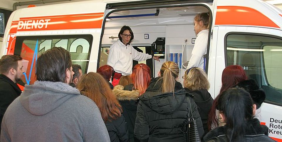 Den Interessenten für die Ausbildung zum Rettungssanitäter, wurden von Rettungsassistentin Ramona Neuser  (links im KTW) und Lauryn Wüstenhöfer (Auszubildende zur Notfallsanitäterin) (rechts im KTW), ein Krankentransportwagen (KTW) vorgestellt.