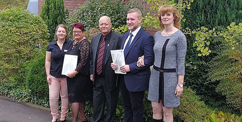 Sie feiern den gelungenen Abschluss: (von links) Mentorin Stefanie Solbach, die  frisch gebackene examinierte Pflegefachkraft Silvia Matura, Pflegedienstleiter Helmut Gerdesmeier, der examinierte Pfleger Mike Neeb, Mentorin Jacqueline Schumacher