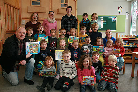 DRK-Pflegedienstleiter Helmut Gerdesmeier (links) übergab dem DRK-Kindergarten Team und den Kindergartenkindern aus Oberdielfen Spiele und Puzzles im Gesamtwert von 200 Euro.