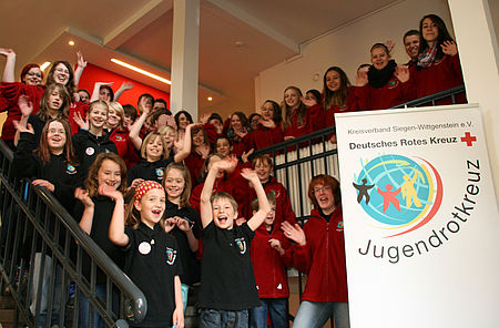 Die anwesenden Jugendrotkreuzler freuten sich riesig nach der Übergabe der neuen Fleece Jacken und Polo-T-Shirts im  Henry-Dunant-Haus des Kreisverbandes Siegen-Wittgenstein