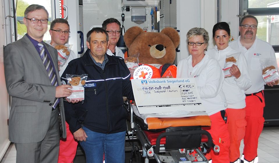vl Andreas Klingauf, AOK-Personalratsvorsitzender, Rüdiger Schmidt, DRK-Rettungsdienstleiter und Ute Hess, Leiterin der Kreuztaler Rettungswache und einige Mitglieder aus ihrem Team.
