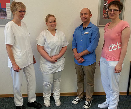 (v. l) Pira Schmidt, Angelina Nies, Peter Metz, Frau Fromm (Auditorium Südwestfalen) freuen sich über die guten Zwischenergebnisse