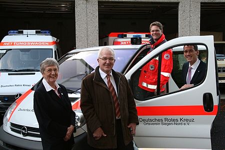 Bildunterschrift: vl. Erika Kill (Leiterin Sozialarbeit), Dieter Hartmann (Schatz-meister), Christian Schmidt (Rotkreuzleiter), Jens Kamiteh (Vorsitzender OV-Siegen-Nord)