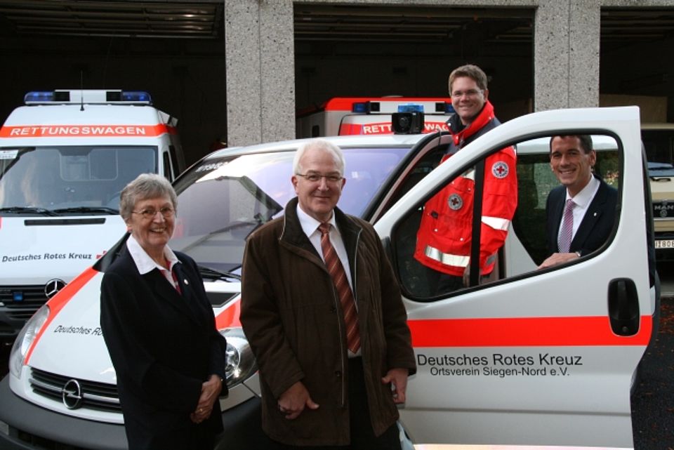 Bildunterschrift: vl. Erika Kill (Leiterin Sozialarbeit), Dieter Hartmann (Schatz-meister), Christian Schmidt (Rotkreuzleiter), Jens Kamiteh (Vorsitzender OV-Siegen-Nord)