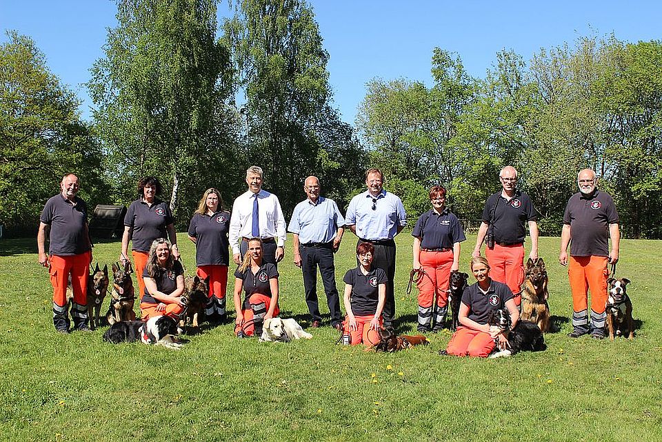 Lions Club Präsident Frank-Martin Bub, Sekretär Ulrich Kross und Förderverein-Vorsitzender Reiner Schmidt besuchten jetzt die DRK-Rettungshundestaffel und informierten sich aus erster Hand über die Verwendung ihrer Spende.