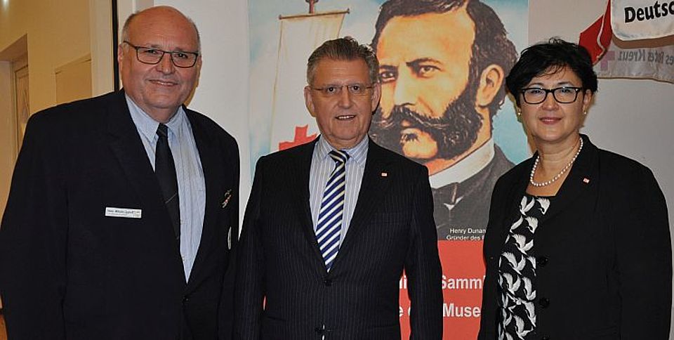 (v.li.): Heinz-Wilhelm Upphoff (neu gewählter Vizepräsident des DRK-Landesverbandes Westfalen-Lippe), Dr. Fritz Baur (neu gewählter Präsident des DRK-Landesverbandes Westfalen-Lippe), Nilgün Özel (Vizepräsidentin des DRK-Landesverbandes Westfalen-Lippe) bei der DRK-Landesversammlung in Paderborn-Schloß Neuhaus