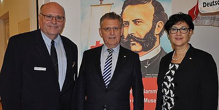(v.li.): Heinz-Wilhelm Upphoff (neu gewählter Vizepräsident des DRK-Landesverbandes Westfalen-Lippe), Dr. Fritz Baur (neu gewählter Präsident des DRK-Landesverbandes Westfalen-Lippe), Nilgün Özel (Vizepräsidentin des DRK-Landesverbandes Westfalen-Lippe) bei der DRK-Landesversammlung in Paderborn-Schloß Neuhaus