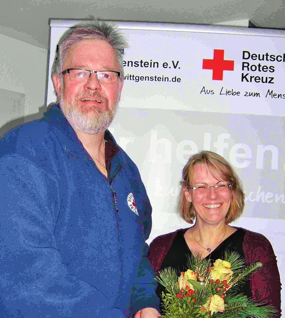 Kreuztals DRK-Ortsvereins Vorsitzender Frank Edelhoff beglückwünscht Petra Stenzel zu Ihrer bestandenen Yoga-Ausbildung