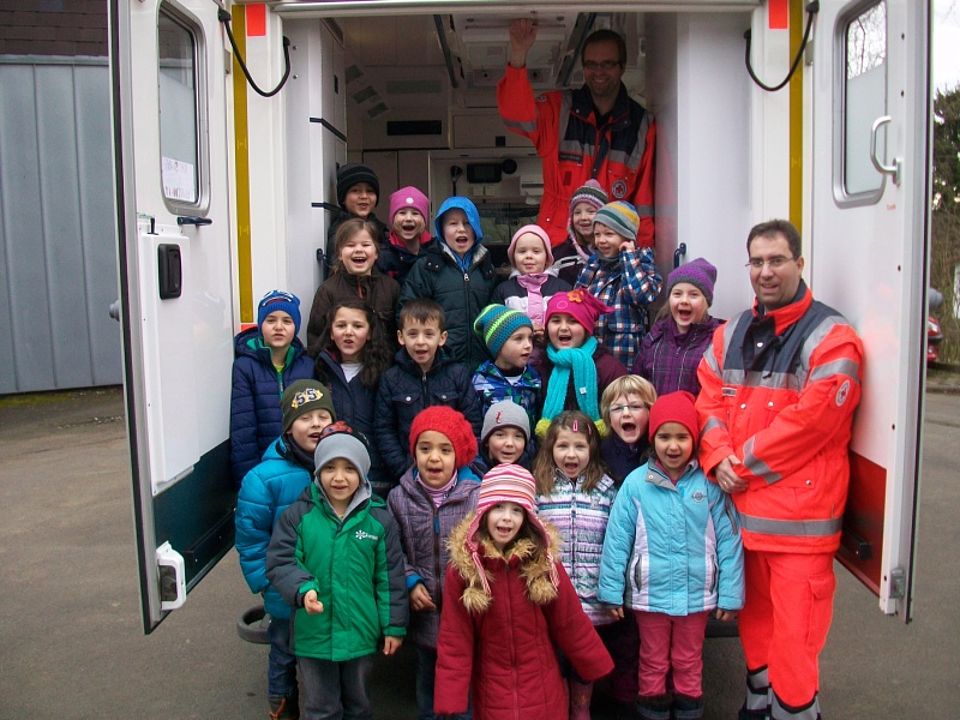 Belohnung nach bestandenem Erste-Hilfe-Kurs: Die zukünftigen Schulanfänger aus der DRK-Kindertageseinrichtung „Unterm Sternenhimmel“ in Holzhausen durften noch den DRK-Rettungswagen besichtigen.