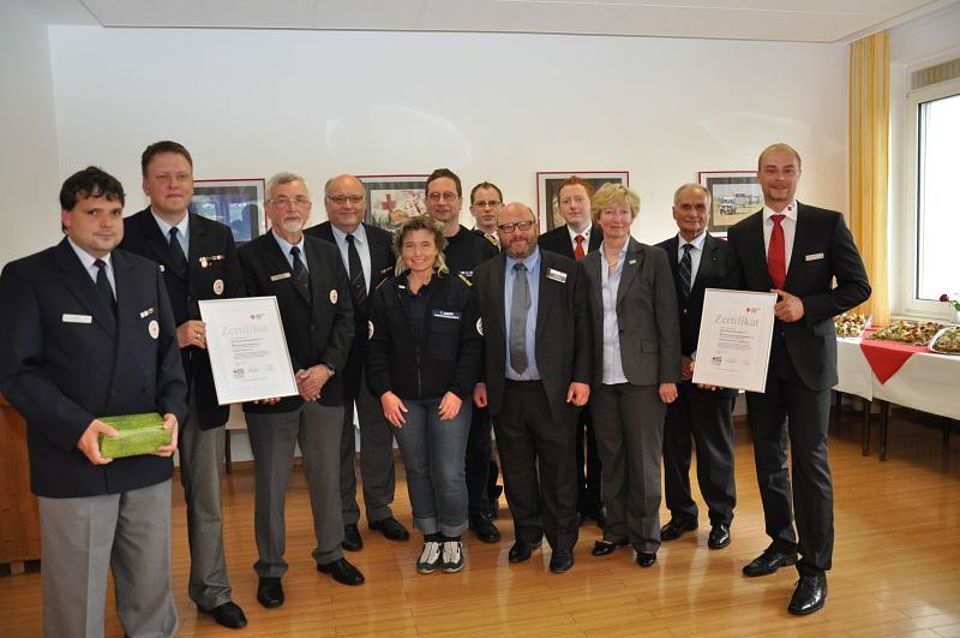Zertifikatsübergabe in Meschede: v.l.n.r.: Markus Hufnagel (stv. Kreisrotkreuzleiter KV Meschede),  Carsten Kersenbrock (Kreisrotkreuzleiter KV Meschede), Lothar Wrede (Vorsitzender des KV Meschede), Landesrotkreuzleiter Heinz-Wilhelm Upphoff, Landesrotkreuzleiterin Tanja Knopp, Landesarzt Dr. Uwe Devrient, Marco Scheffel  (stv. Rotkreuzleiter OV Bad Laasphe), Fritz Bosch (Vorsitzender OV Bad Laasphe), Fabian Dietrich (OV Bad Laasphe), Annemarie Bender (stv. Vorsitzende KV Siegen-Wittgenstein), Präsident Dr. Jörg  Twenhöven und  Marco Klein (RotkreuzleiterOV Bad Laasphe)