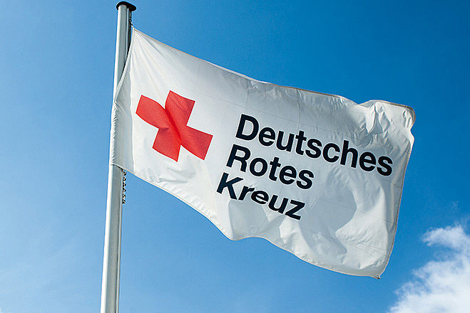 DRK, Deutsches Rotes Kreuz, Flagge, Symbol, Symbolfoto, Bildrechte: DRK-Service GmbH, In- und Ausland, nur DRK-Gliederungen und DRK-GmbHs., Eine Übertragung von, Nutzungsrechten auf externe, Dritte ist nicht statthaft., Es liegt keine Zustimmung, der Fotografierten für eine, Übertragung auf Social, Media wie facebook, flikr, twitter, etc. vor.