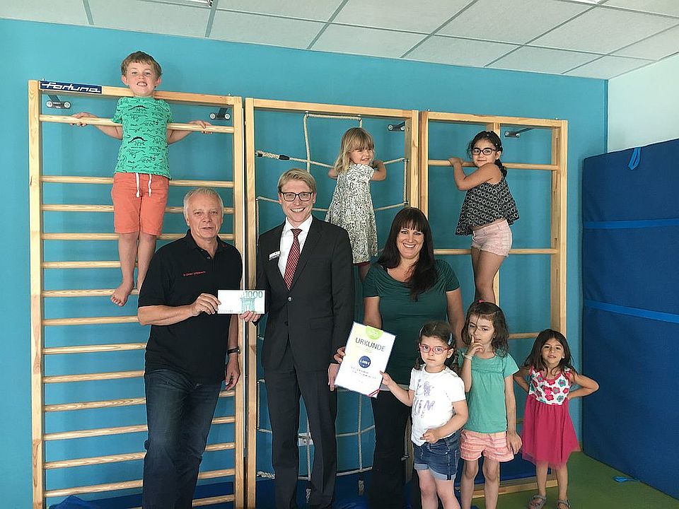 Überreicht wurde der Scheck von Town & Country Botschafter Dr. Detlef Schildknecht aus Kreuztal. V.l. Dr. Schildknecht (Botschafter Town & Country Stiftung), Dr. Horchler (DRK Vorstand), Sarah Keller ( KiTa Weltenbummler)