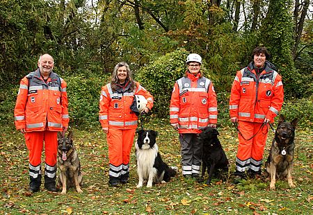 Legten jetzt erfolgreich ihre Einsatzprüfung als Rettungshundeteams ab: Günter Scheid mit Gloria, Monika Münker mit Chap, Daniela Westheide mit Tara (alle Trümmer) und Susanna Gerhard mit Gandhi (Fläche, v.l.).