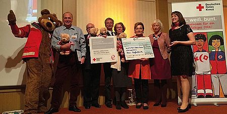 Die DRK-Vizepräsidentin Donata Freifrau Schenck zu Schweinsberg (2.v.re.) mit den Zweitplazierten aus dem DRK-Ortsverein Dreis-Tiefenbach bei der Preisverleihung im Rahmen der „Fachtagung Ehrenamt“ am Samstag, 7. November 2015 in Bad Kissingen