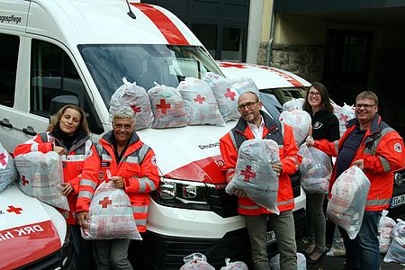 Daniela Wißmann (Kreisrotkreuzleiterin), Petra Trogisch (stellv. Kreisrotkreuzleiterin), Ralf Henze (Kreisgeschäftsführer), Melanie Graf (Leiterin des Jugendrotkreuz) und Boris Wißmann (Abteilungsleiter) rufen die Bevölkerung zu möglichst vielen Kleiderspenden auf.