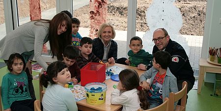 Siegens Stadträtin Babette Bammmann mit DRK-Kreisgeschäftsführer Ralf Henze sowie Kita Leiterin Jana Motschnig im Kreis der Kindergartenkinder in der neuen Kita Weltenbummler im Ernstweg 15 in Siegen.
