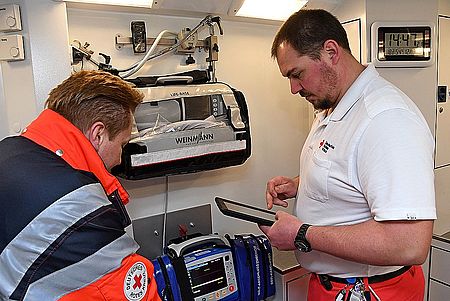 (vl.) Die DRK-Rettungsdienstmitarbeiter Kevin Dornhöfer und David Große-Lochtmann, die auf der Rettungswache Bad Berleburg stationiert sind, überprüfen mit Hilfe der neuen Software die Ausstattung eines Rettungswagens.  (Bild Matthias Böhl)