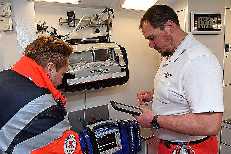 (vl.) Die DRK-Rettungsdienstmitarbeiter Kevin Dornhöfer und David Große-Lochtmann, die auf der Rettungswache Bad Berleburg stationiert sind, überprüfen mit Hilfe der neuen Software die Ausstattung eines Rettungswagens.  (Bild Matthias Böhl)