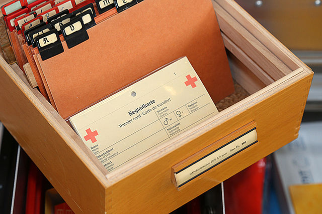 Foto einer Archivbox mit Karteikarten