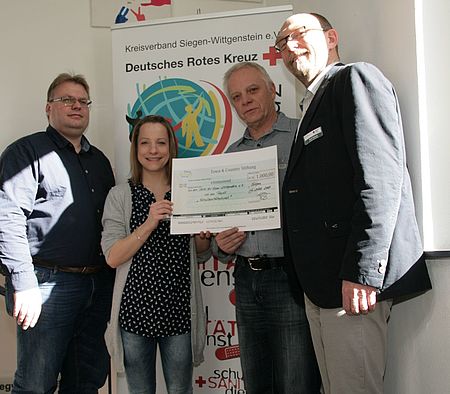 (vl.)Überreicht wurde der Scheck durch Town & Country Botschafter Dr. Detlef Schildknecht (3. vl.) an Boris Wißmann (Leiter des DRK-Ausbildungszentrums), Catrin Leicht (DRK-Fundraising) und Ralf Henze (DRK-Kreisgeschäftsführer)