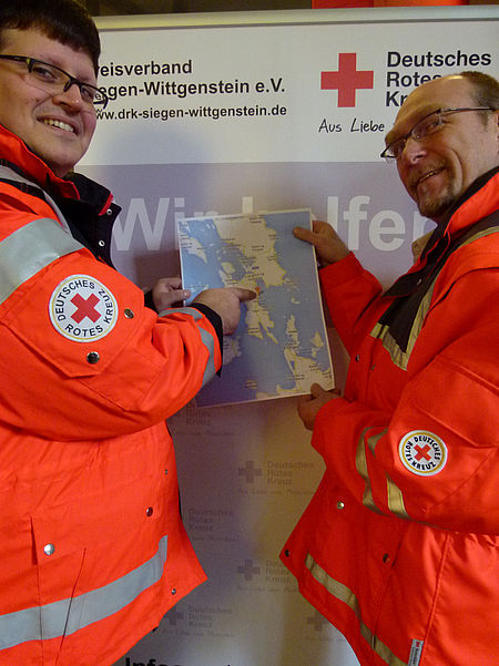 Vl. Rettungsassistent Christian Heide wird von Kreisgeschäftsführer Ralf Henze im Henry-Dunant-Haus zu seinem Auslandseinsatz auf den Philippinen verabschiedet