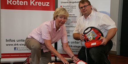 vl: Die stellv. DRK-Kreisvorsitzende Annemarie Bender zeigt gemeinsam mit Boris Wißmann wie man einen Defibrillator bedient.