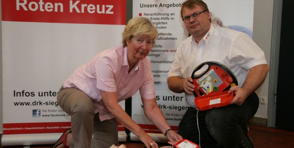 vl: Die stellv. DRK-Kreisvorsitzende Annemarie Bender zeigt gemeinsam mit Boris Wißmann wie man einen Defibrillator bedient.