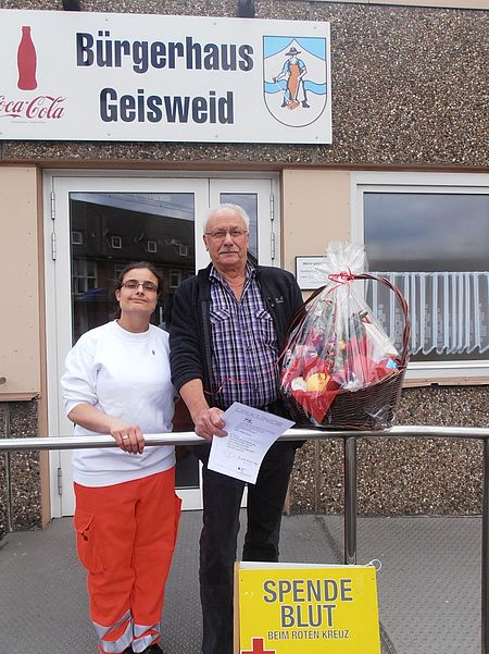 Anja Damerius ehrte Peter Ertel für 75 Blutspenden im Bürgerhaus Geisweid