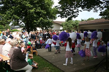 „Viel Spaß hatte die Zusachauer und Kinder bei den Vorführungen der Kindergartenkinder aus Niederdielfen.
