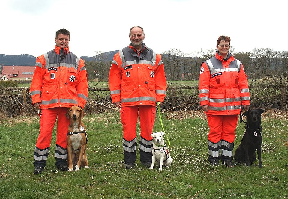 Andreas von Bülow mit Luki Chester, Günter Scheid mit Paul und Daniela Westheide mit Tara (v. links) von der Rettungshundestaffel des DRK-Kreisverbands Siegen-Wittgenstein haben im Bereich „Fläche“ die anspruchsvolle Einsatzprüfung bestanden.