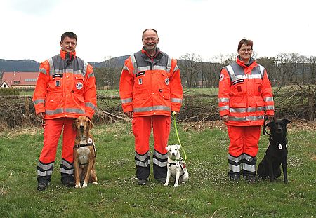 Andreas von Bülow mit Luki Chester, Günter Scheid mit Paul und Daniela Westheide mit Tara (v. links) von der Rettungshundestaffel des DRK-Kreisverbands Siegen-Wittgenstein haben im Bereich „Fläche“ die anspruchsvolle Einsatzprüfung bestanden.