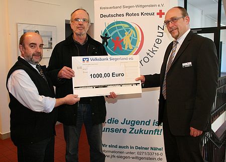 vl. Bernd Günther (DRK-Leiter Katastrophenschutz, Jugend, Technik), Dietmar Dücker (Geschäftsführer Fa. Hotex), Ralf Henze (DRK-Kreisgeschäftsführer) bei der Scheckübergabe.