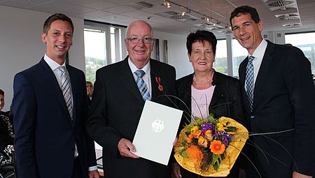 vl. Landrat Andreas Müller, Bernd Alberts mit seiner Lebensgefährtin und Jens Kamieth (Mitglied im Landtag, Siegens stellv. Bürgermeister und Vorsitzender DRK-Ortsverein Siegen-Nord e.V.)
