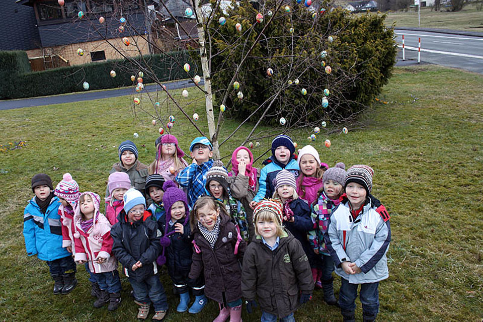 Kindergartenkinder des DRK-Kindergartens Kunterbunt in Anzahusen stehen stolz vor Ihrem selbst geschmückten Ostereierbaum